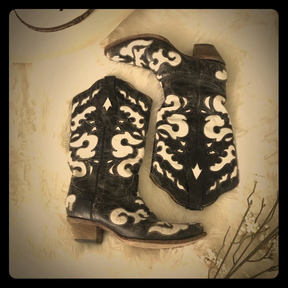 Corral vintage black & white inlaid goat boats